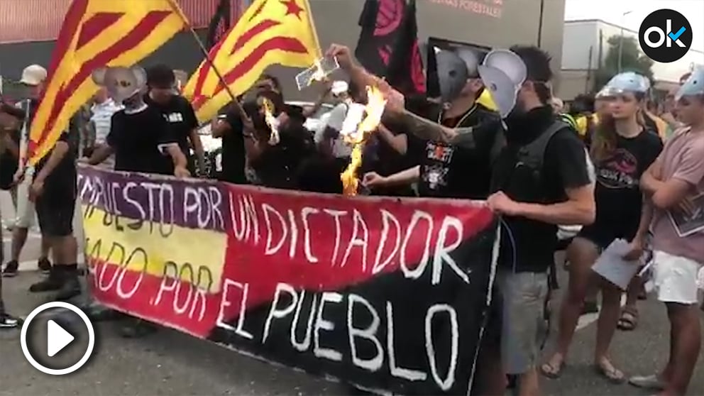 Los CDR reciben a Felipe VI en Gerona quemando fotos del monarca