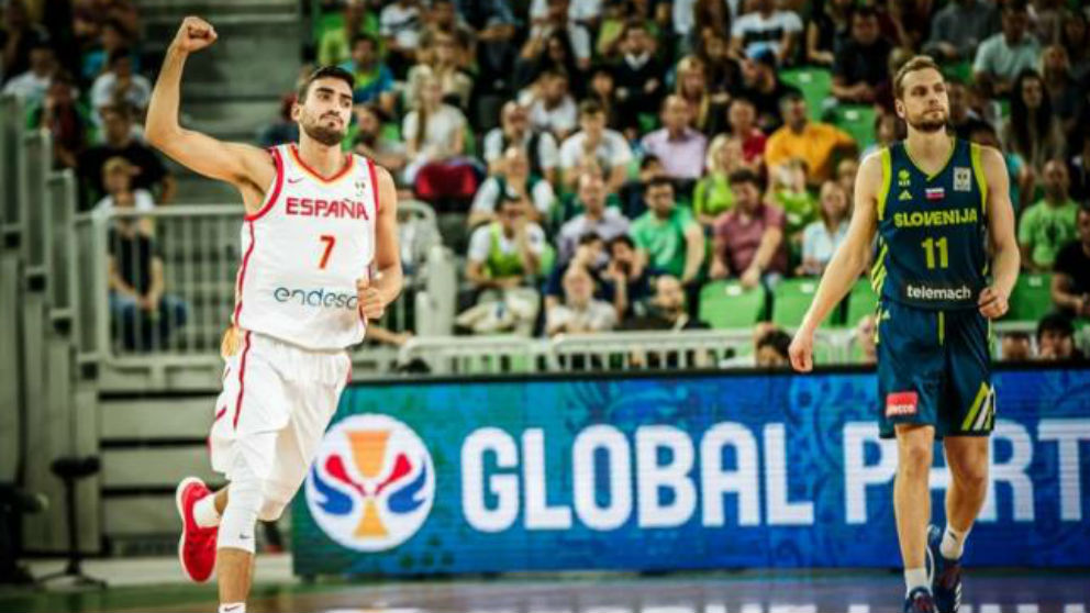 Jaime Fernández celebra un triple de España en Eslovenia. (FIBA)