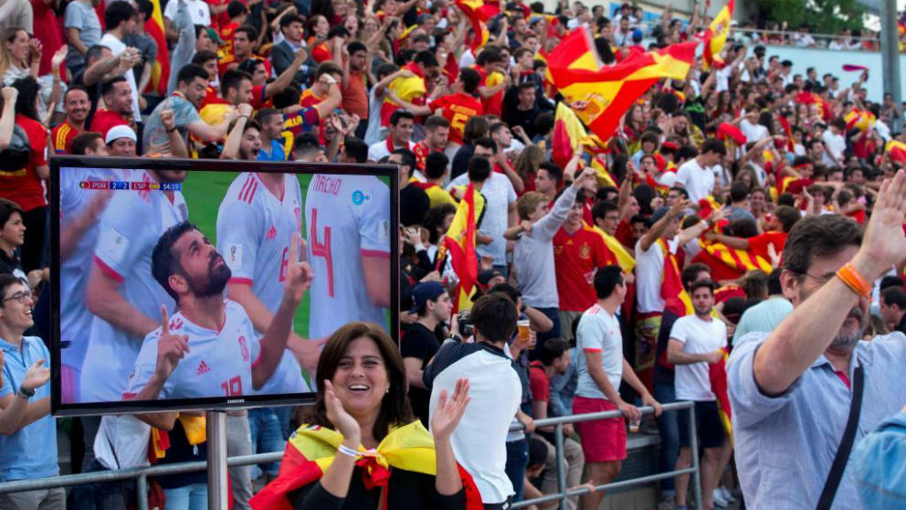 La afición de España celebra un gol en Barcelona. (EFE)