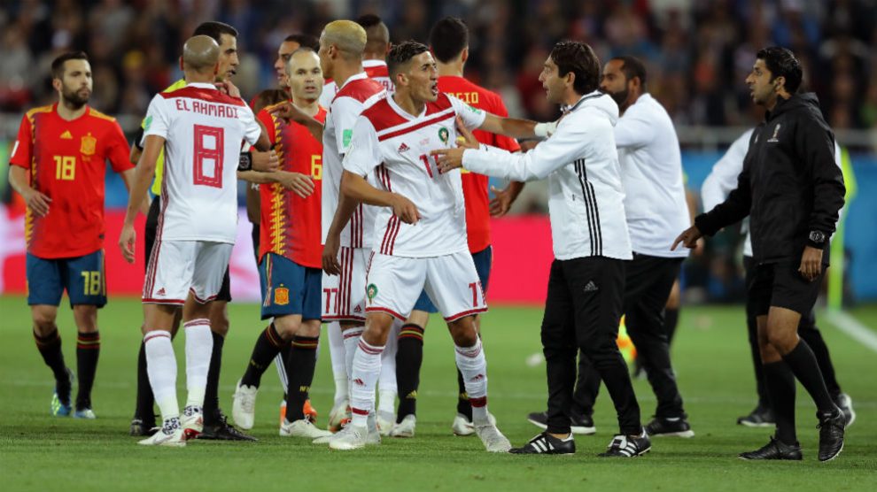 Marruecos se queja al árbitro durante el partido ante España. (Getty)