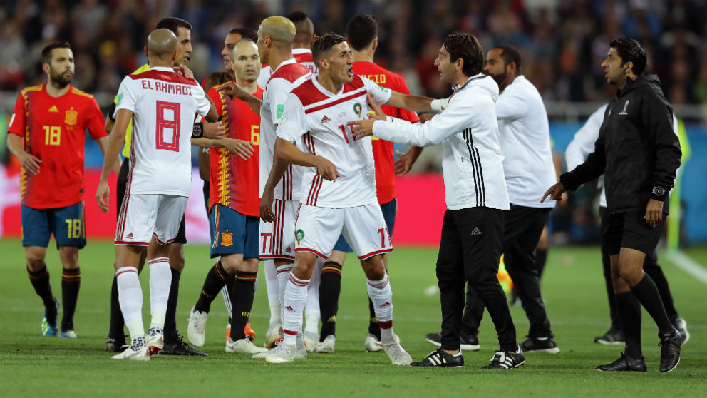 Marruecos se queja al árbitro durante el partido ante España. (Getty)