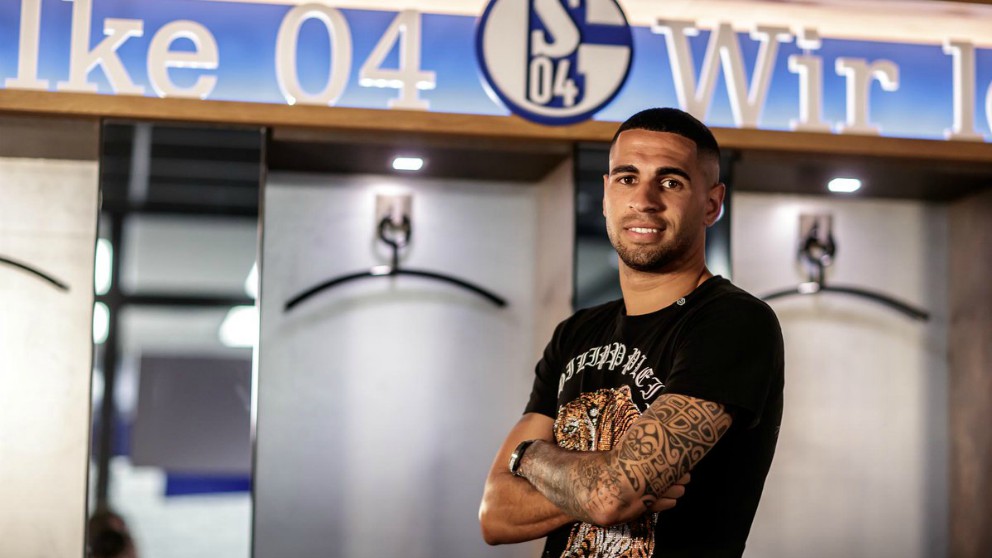 Omar Mascarell posa con el escudo del Schalke 04.