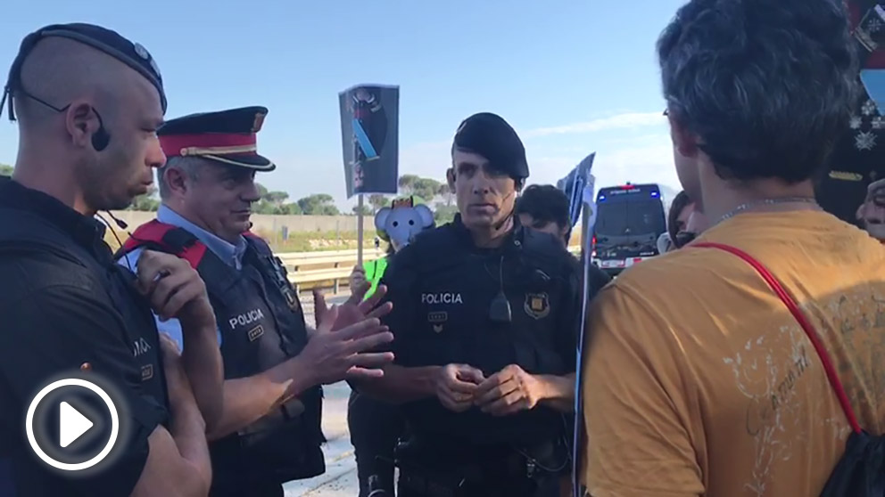 Agentes de los Mossos dialogando con los CDR para su protesta contra el Rey