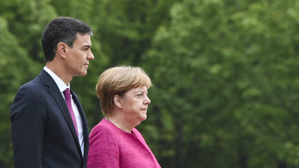 Pedro Sánchez y Angela Merkel. Foto: AFP