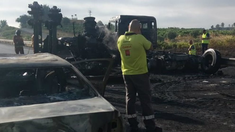 Un miembro del equipo de emergencias en el lugar del incendio de un cami´ón que transportaba 20.000 litros de gasóleo en Huelva. Foto: Europa Press