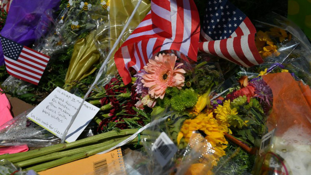 Unas flores recuerdan a los fallecidos en el tiroteo de Maryland. Foto: AFP
