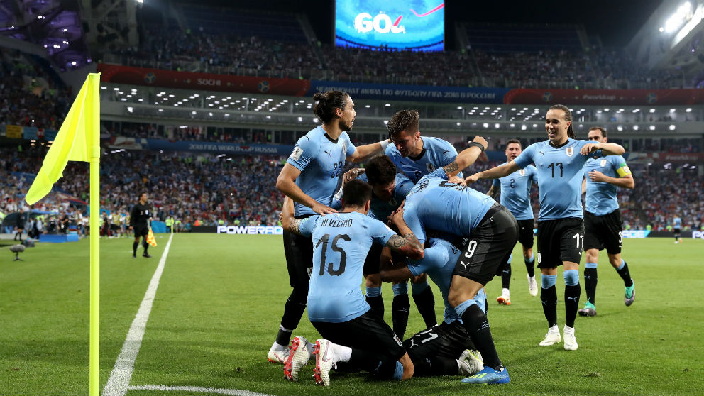 Los jugadores de Uruguay celebran el 1-0 de Cavani. (Getty)
