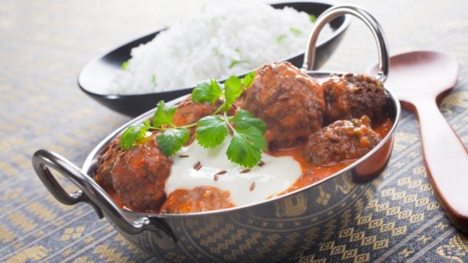 albóndigas con salsa al curry