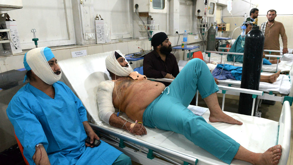 Heridos en el atentado son atendidos en un hospital de Jalalabad (Foto: AFP).