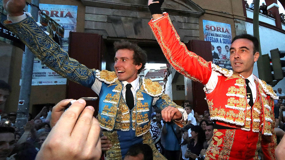 Román y Ponce salen a hombros este domingo en Soria (Foto: EFE).