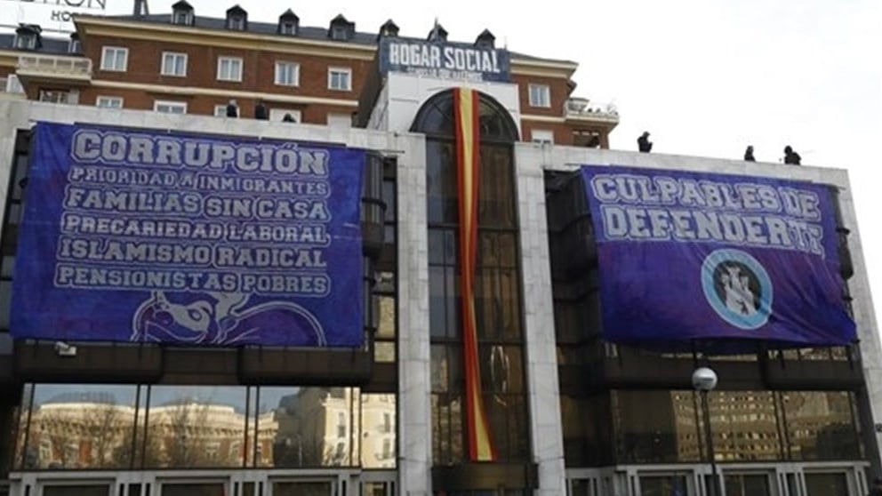 Las antiguas oficinas de Banco Madrid, okupadas por el colectivo xenófobo Hogar Social Madrid, ha sido desalojado por orden judicial. Foto: Europa Press