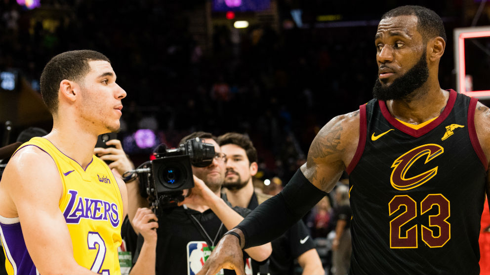 Lebron James saluda a Lonzo Ball después de un partido con los Lakers. (Getty)