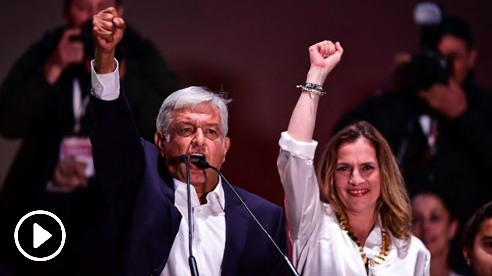 Andrés Manuel López Obrador y su mujer, Beatriz Gutierrez Muller, tras la victoria en las presidenciales de México. Foto: AFP