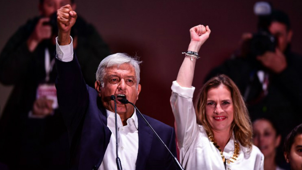 Andrés Manuel López Obrador y su mujer, Beatriz Gutierrez Muller, tras la victoria en las presidenciales de México. Foto: AFP