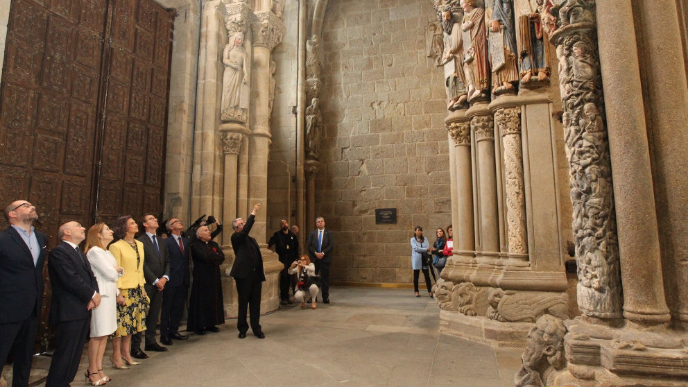 La Reina Sofía, acompañada de otras personalidades, frente al renovado Pórtico de la Gloria de la CAtedral de Santiago. Foto: Europa Press