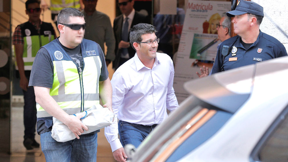 El alcalde de Onteniente Jorge Rodríguez saliendo del Ayuntamiento tras horas de registro.