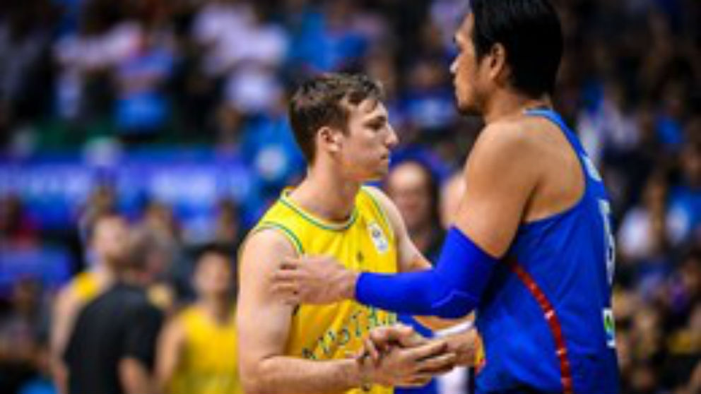 Los jugadores de Australia y Filipinas se dan la mano tras el partido. (Europa Press)