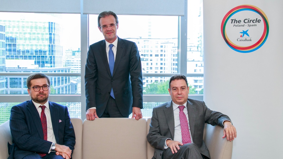 De izquierda a derecha: Pawel Chorazy, viceministro de Inversión y Desarrollo de Polonia, Jordi Gual, presidente del grupo CaixaBank y Francisco Javier Sanabria Valderrama, embajador de España en Polonia.