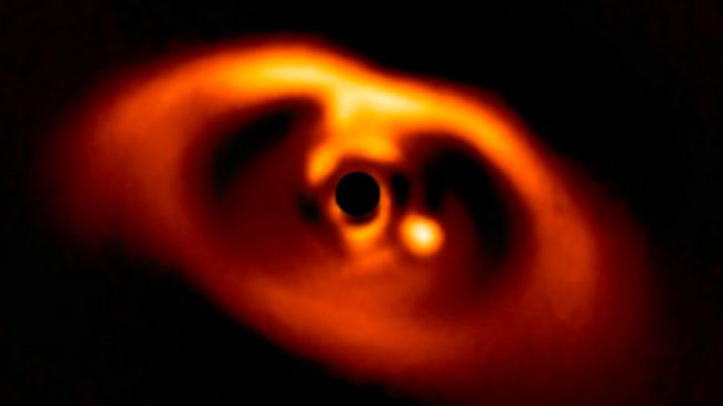 Descubierto el primer planeta recién nacido visto por el ser humano
