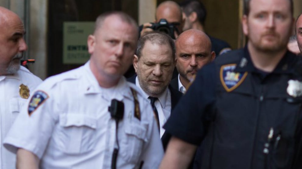 Harvey Weinstein custodiado por policías a su entrada en el juzgado. Foto: AFP