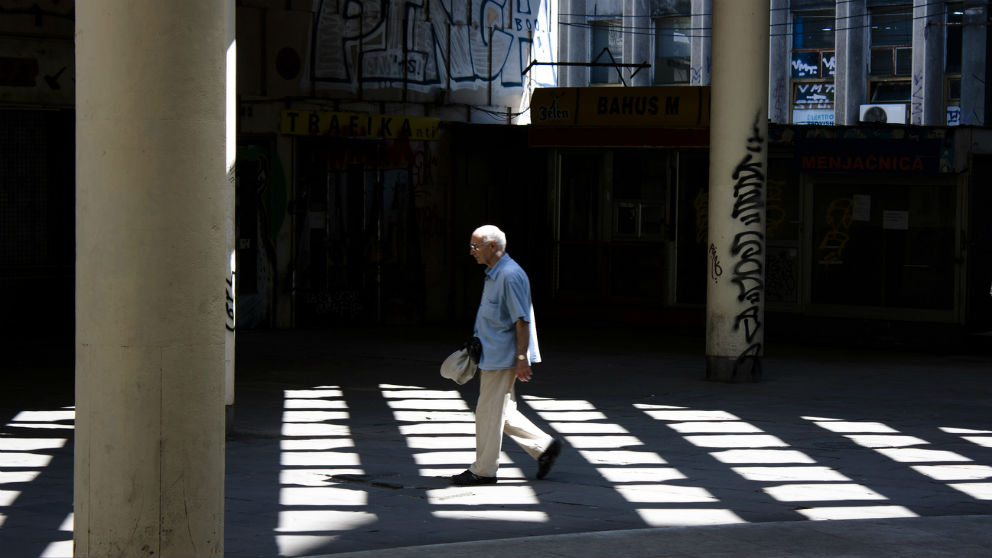 Señor paseando por la calle (Foto. Istock)