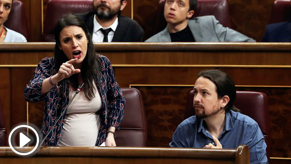 Irene Montero y Pablo Iglesias en el Congreso de los Diputados. (Foto: EFE)