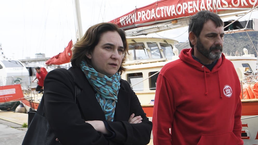 Ada Colau, alcaldesa de Barcelona, con personal de la ONG Proactiva Open Arms. (Foto: AFP)