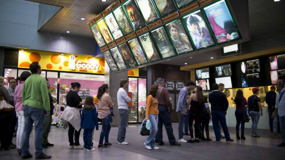 Un grupo de personas hace cola para ir al cine