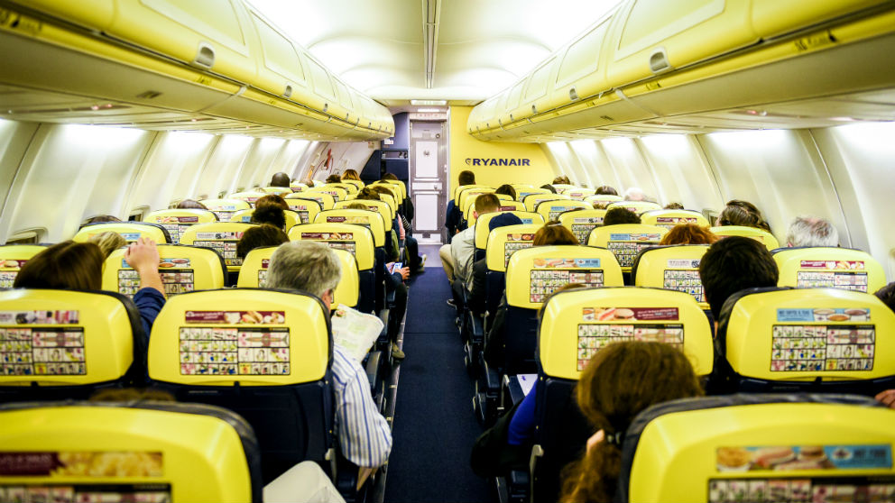 Viajeros de Ryanair durante un vuelo (Foto: iStock)