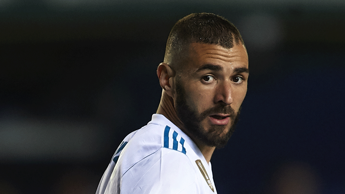 Karim Benzema, con cara de preocupación en un partido de la temporada pasada. (Getty)