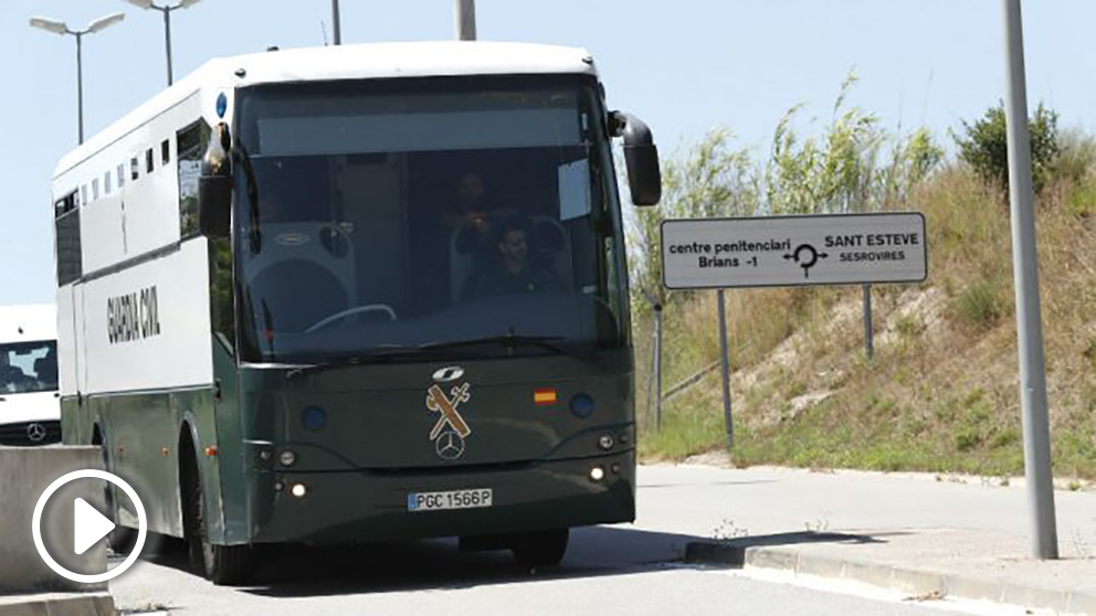 Llegada este mediodía a la cárcel catalana de Brians II, en Sant Esteve Sesrovires (Barcelona), del autobús con los presos Oriol Junqueras, Raul Romeva, Jordi Sanchez y Jordi Cuixart. (Foto: Efe)