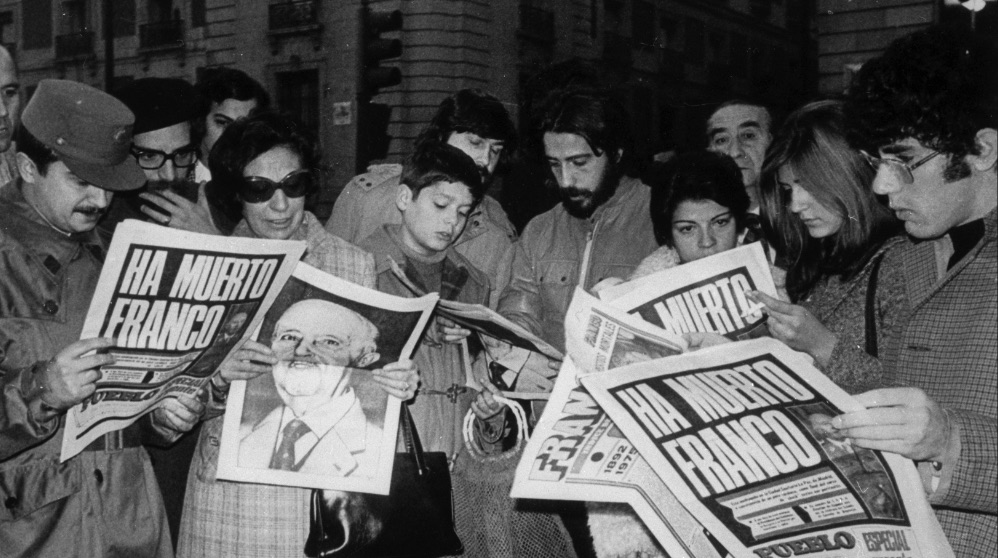 Españoles enterándose de la muerte de Franco en 1975. (Foto. GETTY)