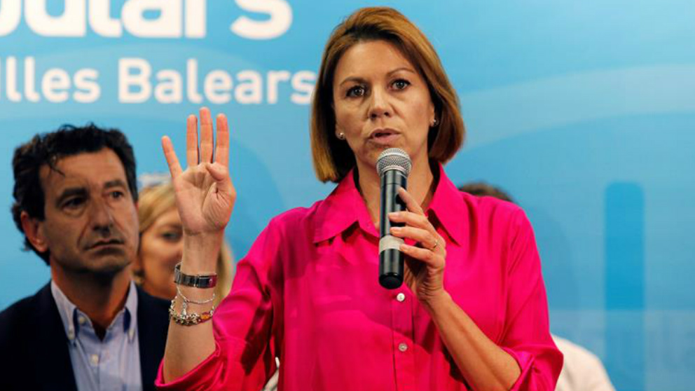 Maria Dolores de Cospedal (d), durante su intervención en la sede del partido en Baleares, donde presenta hoy su candidatura para presidir el Partido Popular ante los afiliados del PP en Mallorca. Foto: EFE