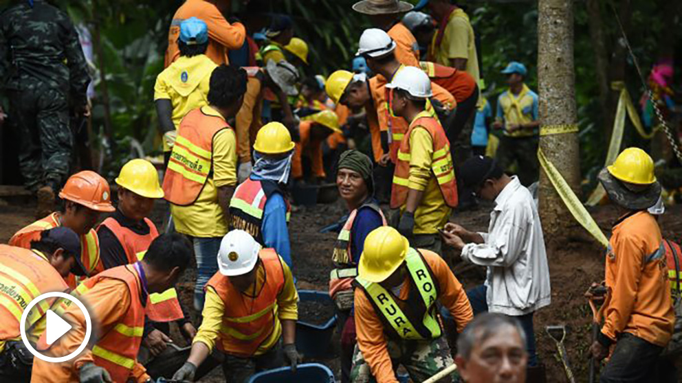 Equipos de rescate en la cueva de Tailandia (AFP).