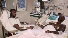 Abidal y su primo Gerard en un hospital tras el trasplante.