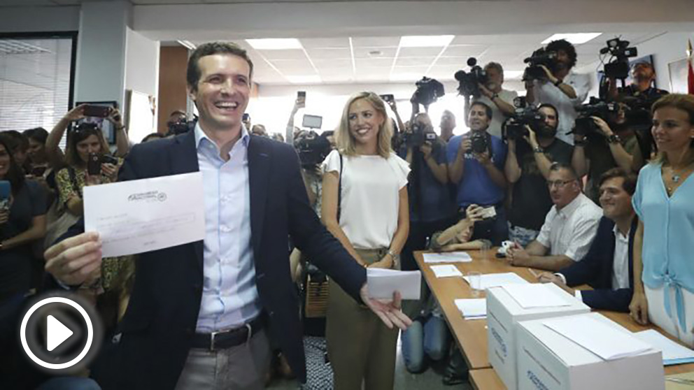 El candidato a la presidencia del PP Pablo Casado, vota para la presidencia del partido, esta mañana en la sede del Distrito de Salamanca en Madrid. (Foto: Efe)