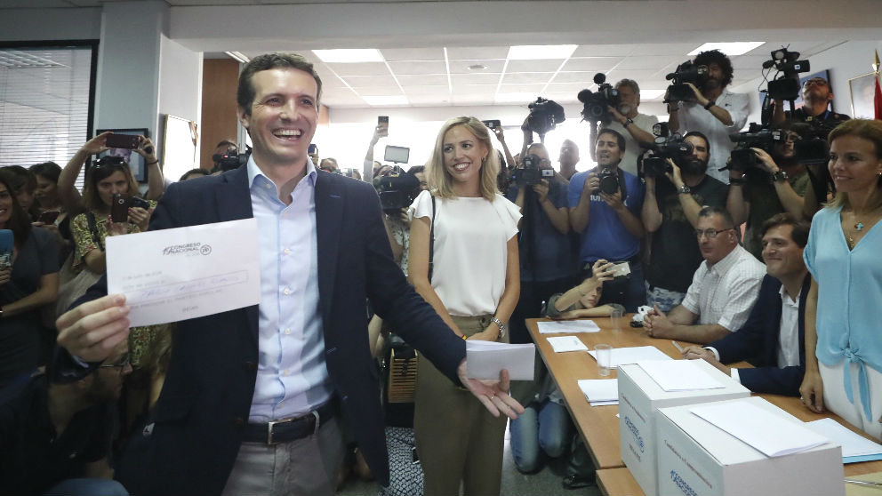 El candidato a la presidencia del PP Pablo Casado, vota para la presidencia del partido, esta mañana en la sede del Distrito de Salamanca en Madrid. (Foto: Efe)