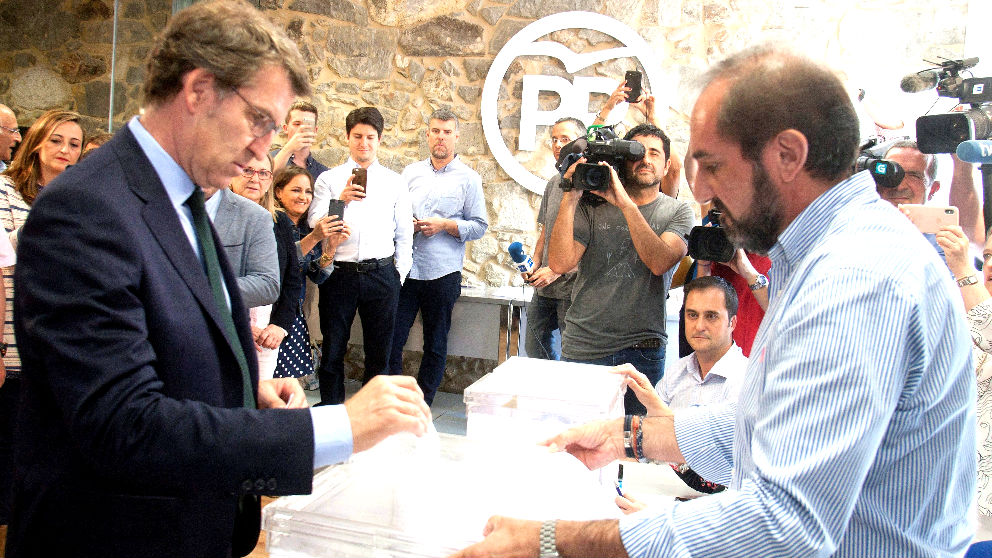 Feijóo votando este jueves en las Primarias del PP (Foto: EFE).