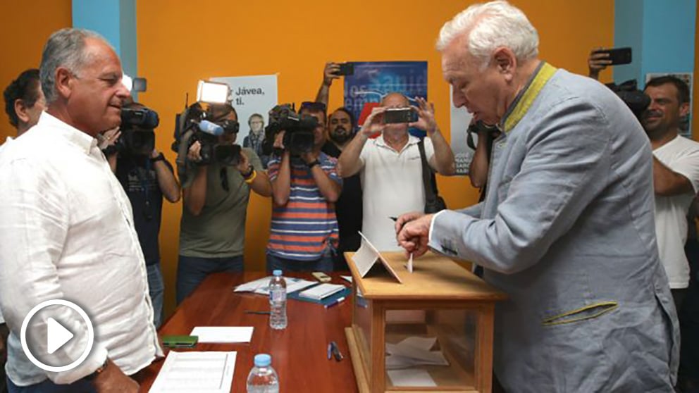 El candidato a la presidencia del PP, José Manuel García-Margallo, vota en las elecciones para designar a los candidatos al liderazgo del partido y los compromisarios para el congreso extraordinario del 20 y 21 de julio. (Foto: Efe)