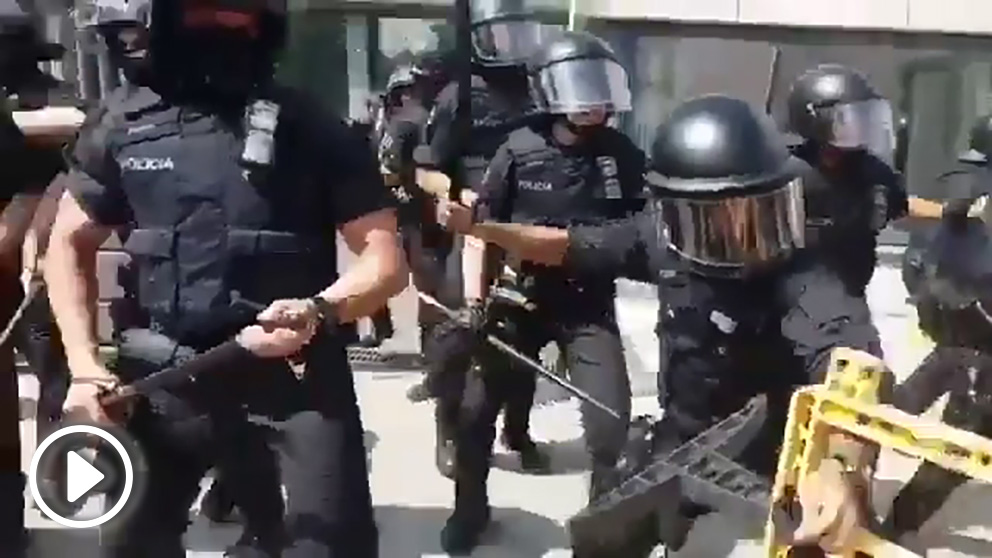 Agentes de los Mossos cargando contra manifestantes en Hospitalet de Llobregat (Barcelona)