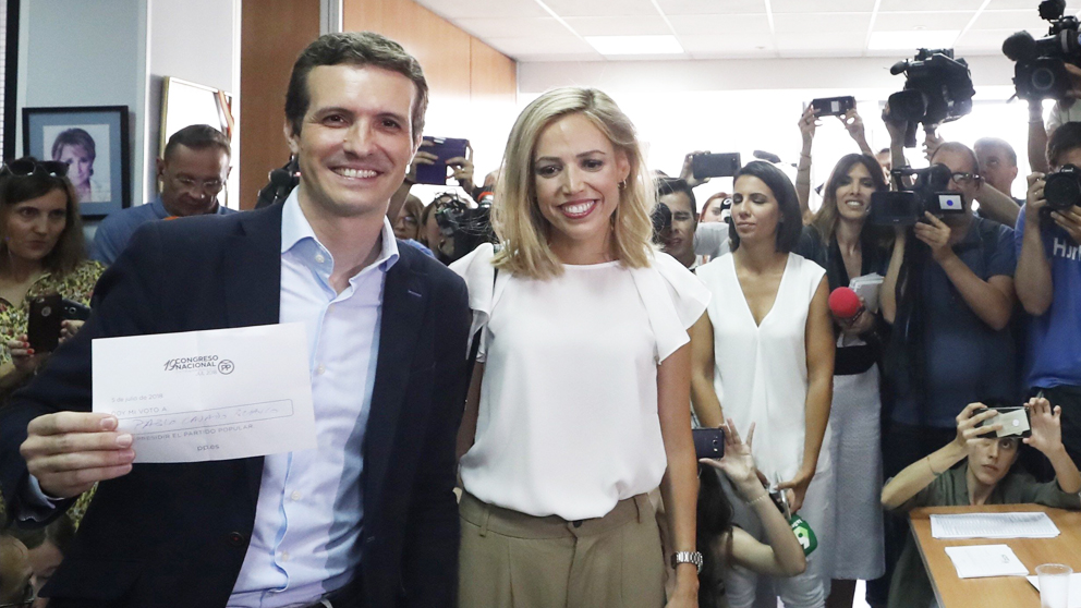 Pablo Casado vota en las primarias del PP junto a su mujer. (Foto: EFE)