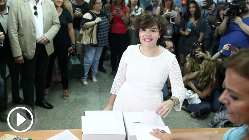 Soraya Sáenz de Santamaría deposita su voto en la sede del PP en el distrito de Salamanca (Madrid)