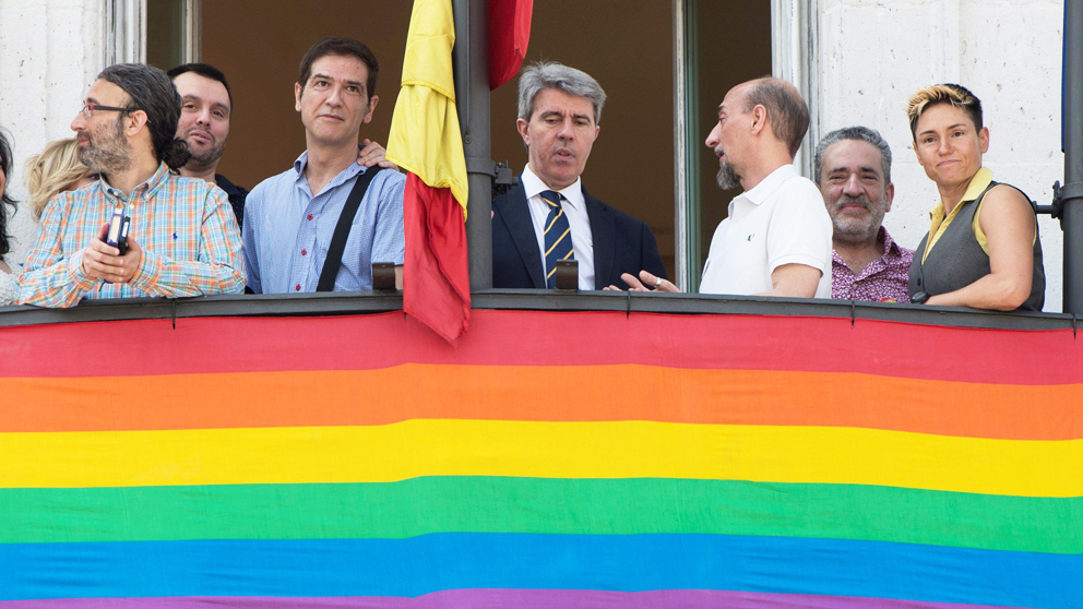 Ángel Garrido con representantes de colectivos LGTBI en el balcón de la sede del Gobierno de la Comunidad de Madrid. (Foto: EFE)