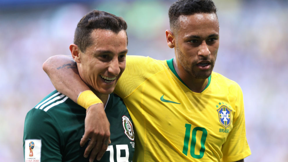 Neymar y Guardado durante el Brasil – México. (Getty)