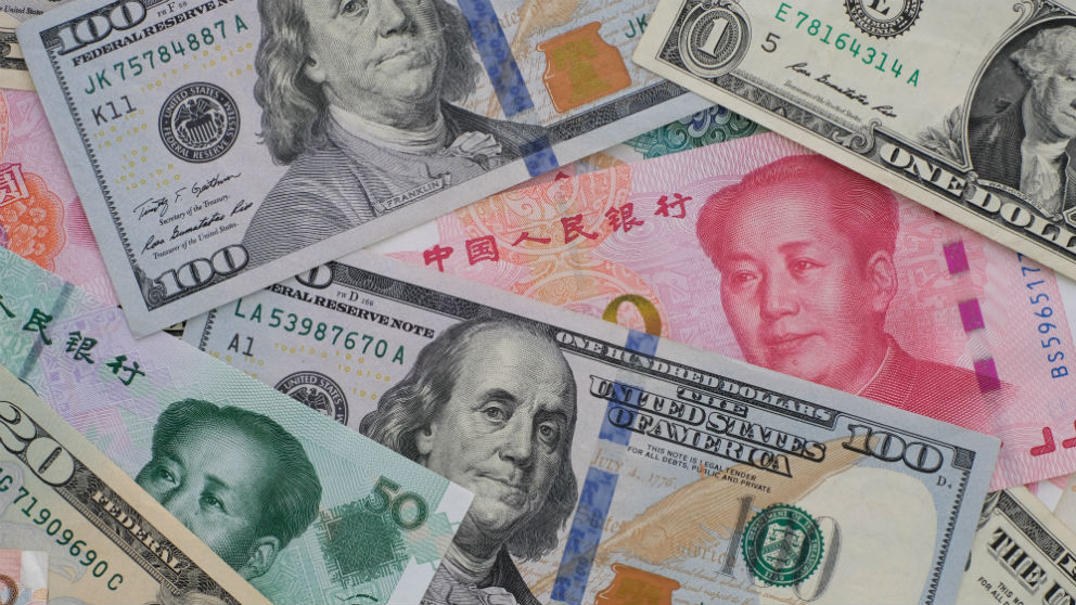 Imágenes de billetes de China y EEUU.