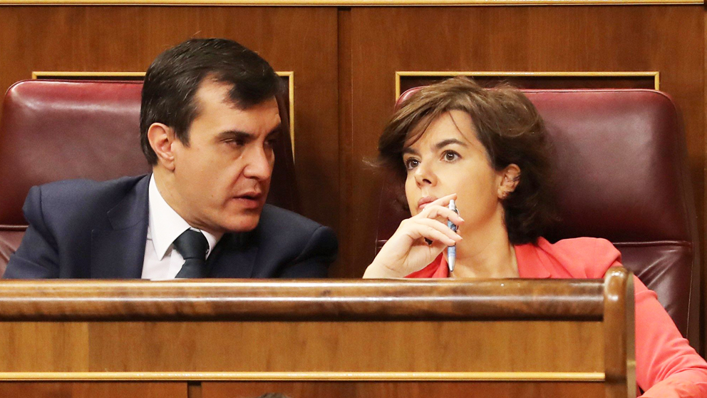 José Luis Ayllón y Soraya Sáenz de Santamaría. (Foto: EFE)