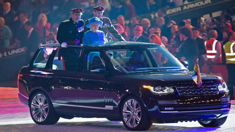 La reina Isabel II en un Land Rover (Foto