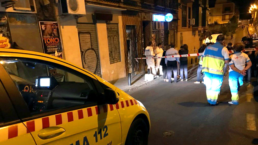 Equipos sanitarios ante el domicilio donde se produjo el asesinato de Madrid (Foto: EFE).