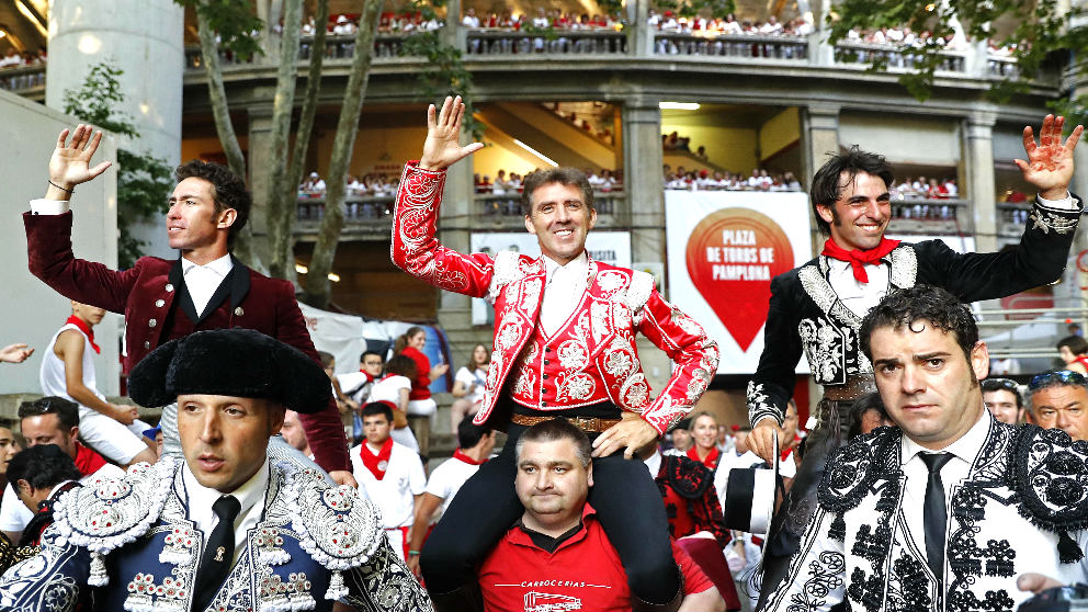 Los tres rejoneadores salen a hombros en Pamplona (Foto: EFE).