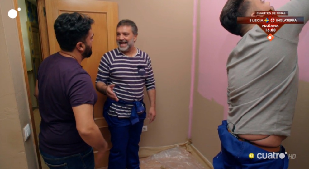 José pinta la habitación de color rosa